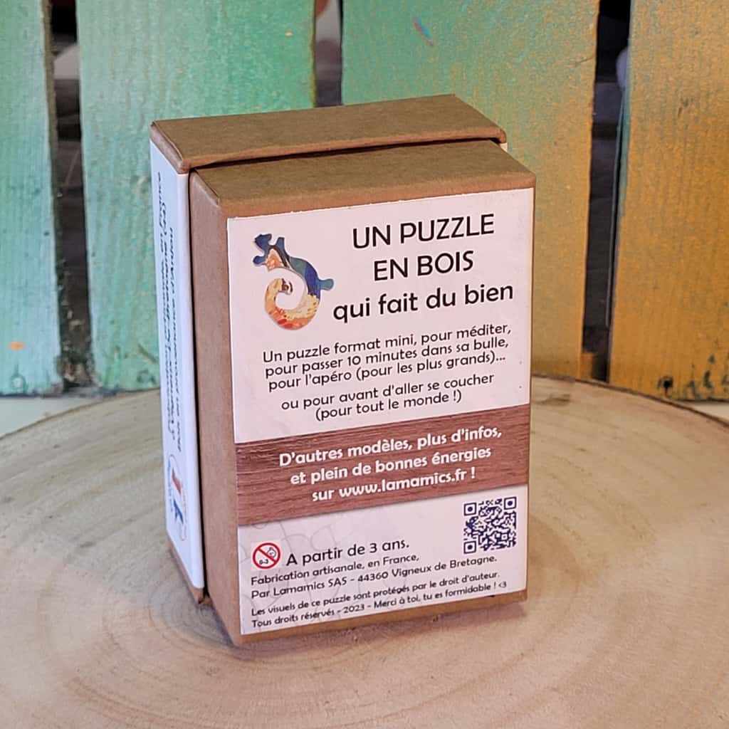 Puzzle engagé en bois, pour le vivant. Découpé à la main, découpe unique. Fabriqué en France près de Nantes. 3 baleines.