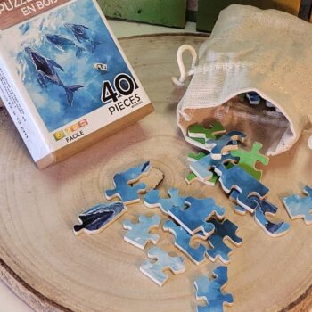 Puzzle engagé en bois, pour le vivant. Découpé à la main, découpe unique. Fabriqué en France près de Nantes. 3 baleines.