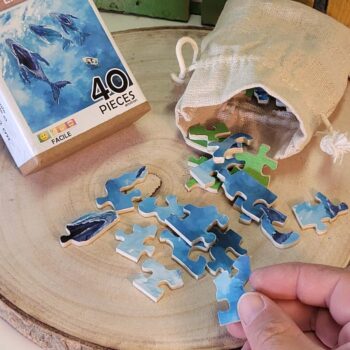 Puzzle engagé en bois, pour le vivant. Découpé à la main, découpe unique. Fabriqué en France près de Nantes. 3 baleines.